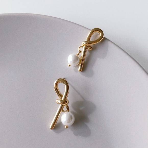 Gold Knot Pearl Earrings - Picture 4 of 5